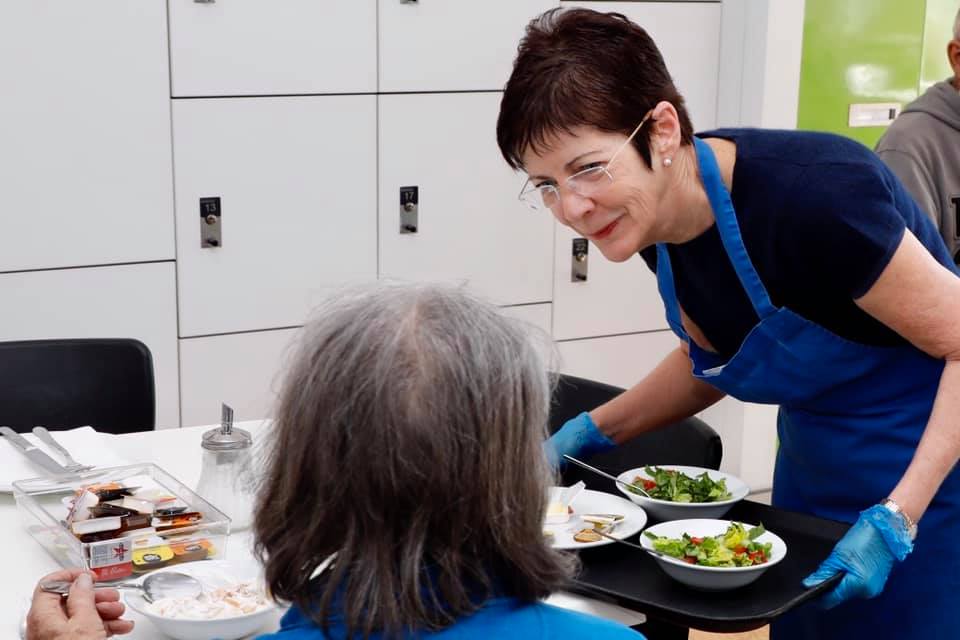 Governor-General visit Mrs Hurley serving food
